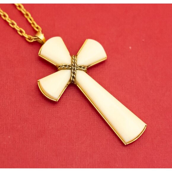 26 inch, Vintage Celtic Cross Pendant Gold Tone Necklace by Avon - F33 - Picture 1 of 3